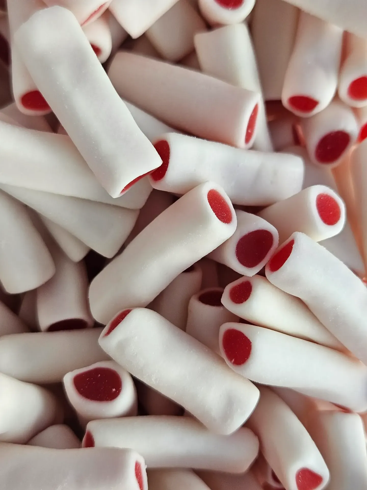 Mini câble fraise crème (vendu par 100 gr)